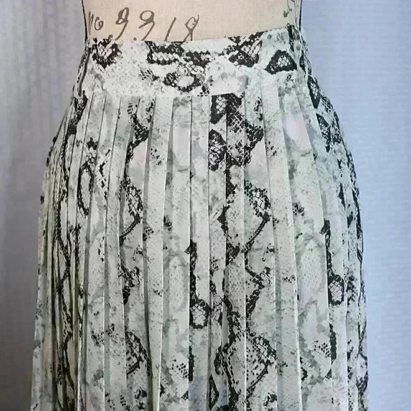Laundry by Shelli Segal Size M midi white/snake print pleated skirt - Picture 9 of 12